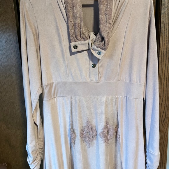 Fancy and formal dress - Picture 4 of 4